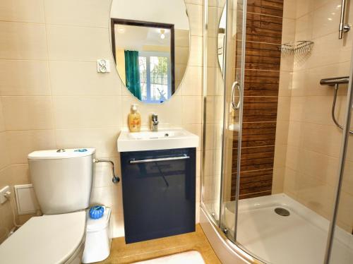 a bathroom with a toilet and a sink and a shower at Apartamenty pod Górą Parkową in Krynica Zdrój