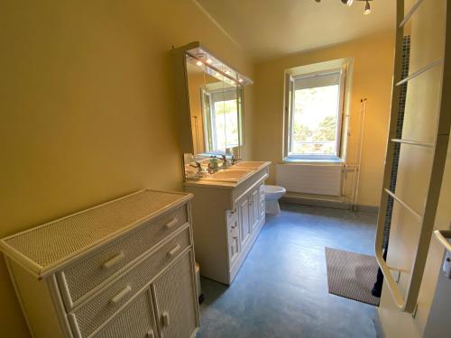 ServeretteにあるLa Margerideのバスルーム(洗面台、トイレ、鏡付)