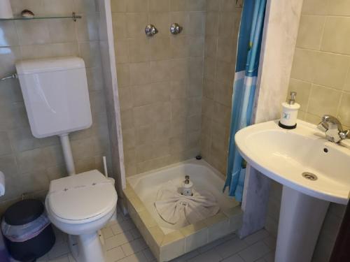 a bathroom with a toilet and a sink at WOW OCEAN VIEW, 150mts to Beach & 10 min to Centre in Lagos