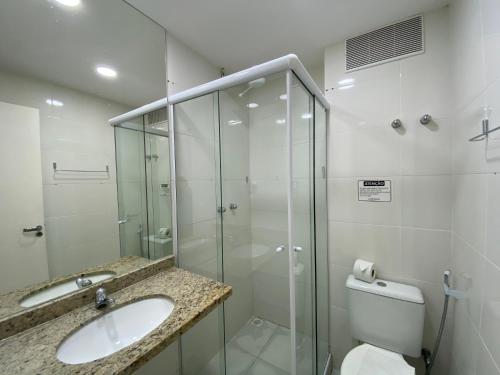 een badkamer met een douche, een wastafel en een toilet bij Eco Ribeira in Angra dos Reis