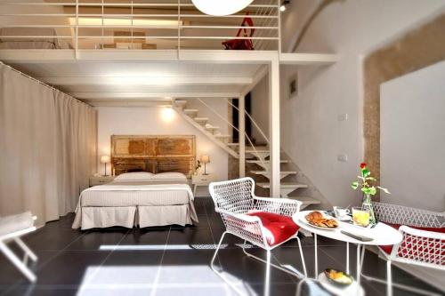 una camera con letto e scala di Sabbinirica, casa vacanze a Ragusa