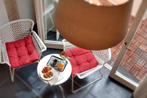 un piatto di cibo su un tavolo sul balcone di Sabbinirica, casa vacanze a Ragusa