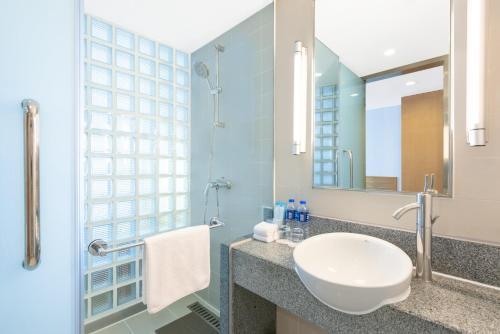 uma casa de banho com um lavatório e um espelho em Holiday Inn Express Beijing Temple of Heaven, an IHG Hotel em Pequim