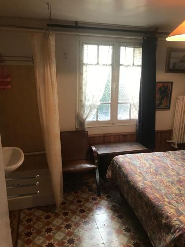 a bedroom with a bed and a sink and a window at Hébergements à La Rive, Accueil ouvert tous les jours jusqu'à 20h00 dernier délai, depuis 30 ans ! Réserver ici svp ! Merci ! Aucun règlement à distance accepté, Paiement par CB, Espèces, Chèque ou Chèques-Vacances impérativement à la remise des clefs ! in Amélie-les-Bains-Palalda