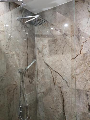 um chuveiro com uma porta de vidro na casa de banho em Melanos Fully Renovated TownHouse with Private Pool em Pafos