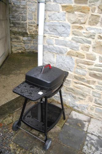 a grill sitting in front of a brick wall at En mode Pause in Dinant