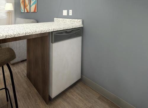 Kuchyň nebo kuchyňský kout v ubytování stayAPT Suites Alexandria-Fort Belvoir