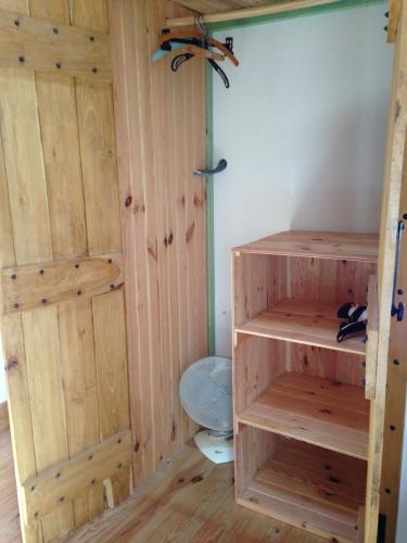 ein Bad mit WC und Holzwänden in der Unterkunft Chambres d'hotes des Forets in Écuras