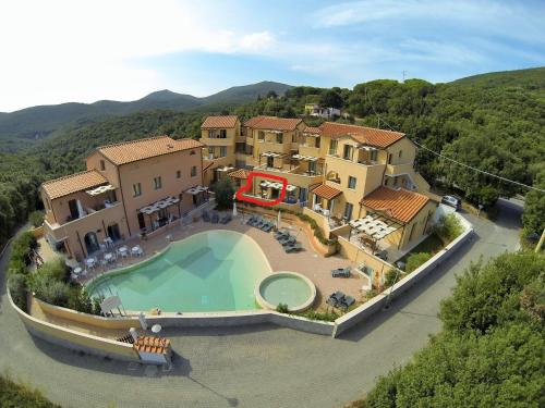 an aerial view of a house with a swimming pool at AL 4 della Pergola in Cavo