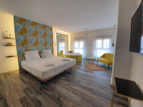 1 dormitorio con 1 cama con una pintura en la pared en Reina Victoria Prado Sastre, en Alicante