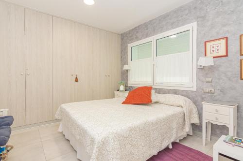 Schlafzimmer mit einem Bett und einem Fenster in der Unterkunft Resort con piscina privada en Calle Carabeo in Nerja