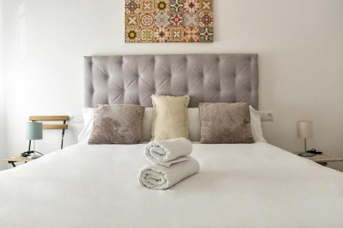 A bed or beds in a room at Alohamundi San Leandro