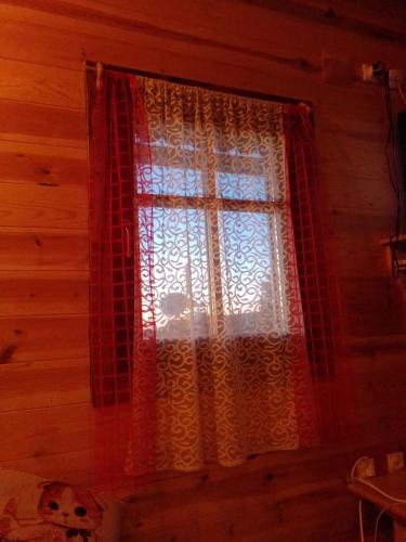 una ventana con cortinas rojas y blancas en una habitación en Brvnara Jovicic en Divčibare