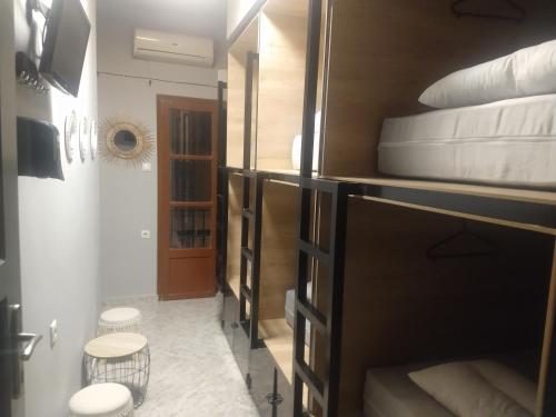 ハニア・タウンにあるBoho City Hostelの二段ベッド2台と廊下が備わる客室です。
