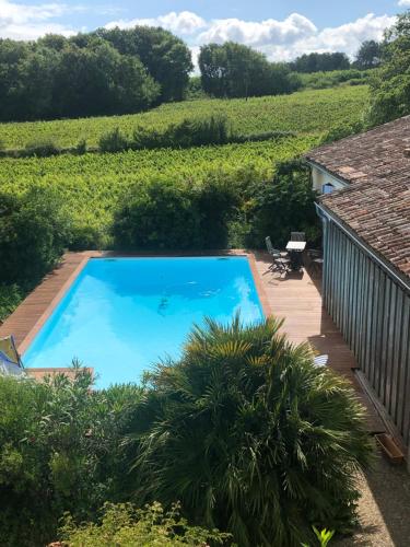 - une piscine dans la cour d'une maison dans l'établissement Château Régaldo-Saint Blancard, à Salleboeuf
