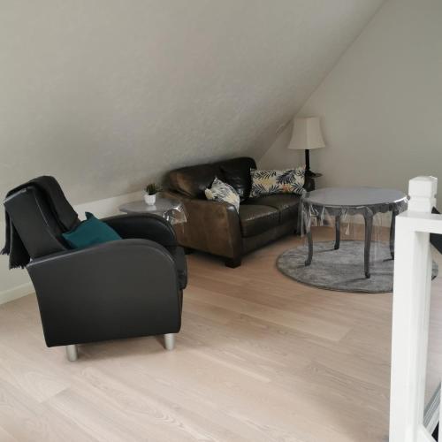 a living room with a couch and a table at Samsø værelseudlejning in Tranebjerg