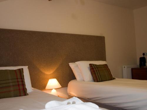 ウィットビーにあるHorseshoe Hotelのベッド2台が隣同士に設置された部屋です。