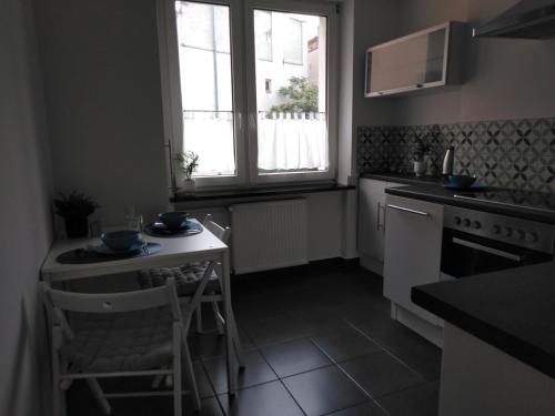 cocina con fregadero, fogones y ventana en Apartament Wrocław przy Rynku en Wroclaw