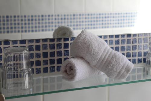 un rotolo di carta igienica sulla mensola di vetro di Riversdale House room only accommodation, A98KD85 a Brockagh