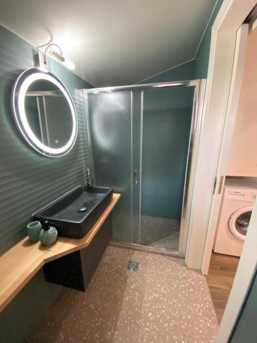 y baño con lavabo y ducha con espejo. en Elegant rooms, en Argostoli
