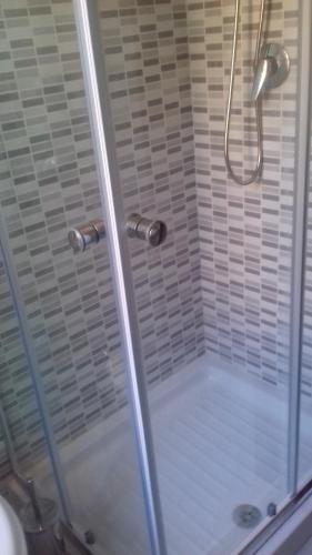 box doccia con porta in vetro e doccia di B&B FRANCESCA a Santa Maria di Castellabate