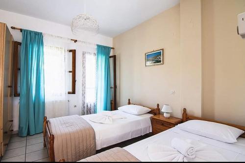 Llit o llits en una habitació de Mavrikou Helen Apartments