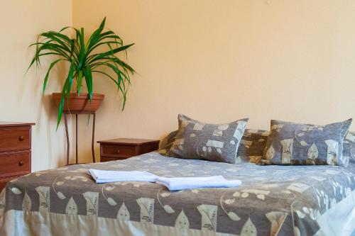 מיטה או מיטות בחדר ב-Ekaterininskaya Apartments