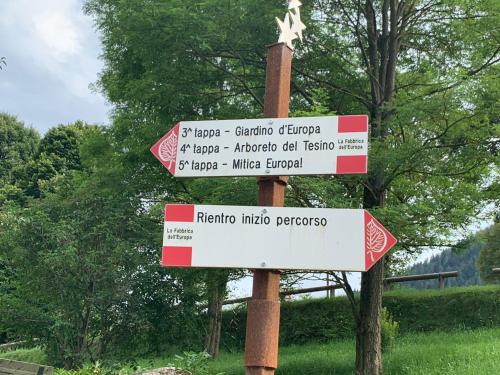 a sign with many arrows on a pole at L' aurora in Pieve Tesino