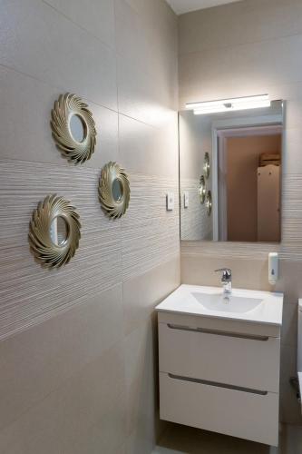 a bathroom with a sink and a mirror at Panorama Suite in Ávila