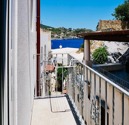 einen Balkon eines Gebäudes mit Blick auf das Wasser in der Unterkunft "Sweet Life" Casa Vacanze in Lipari