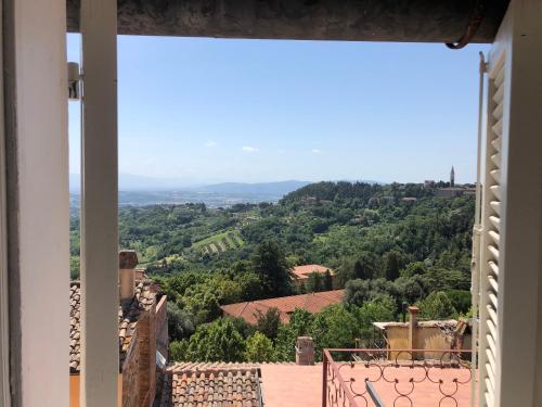 una vista por la ventana de una ciudad en Speciosa 3 - Casa degli Artisti, en Perugia