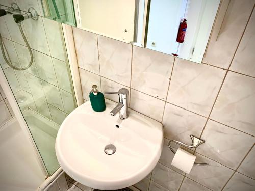 A bathroom at Charming City Apartment - by Nahuen Suites
