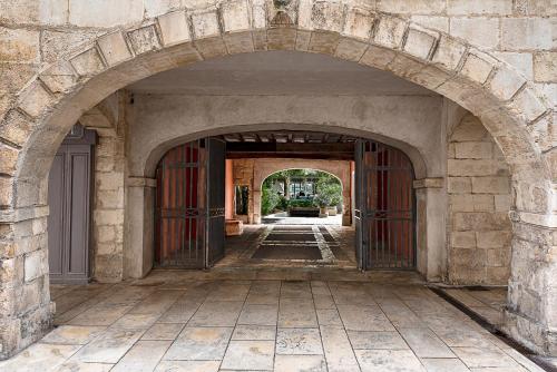 Η πρόσοψη ή η είσοδος του Maison des Ambassadeurs