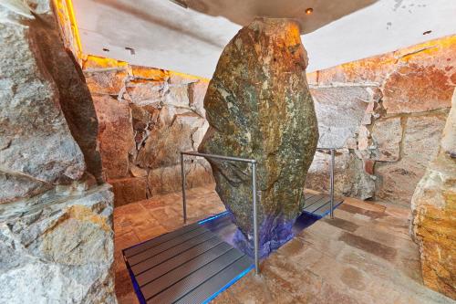 une grande roche dans une chambre avec un mur en pierre dans l'établissement Landhotel Krone, à Heitersheim