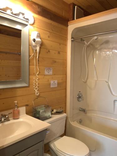 łazienka z toaletą, umywalką i wanną w obiekcie The Beach House Texada - Waterfront Cabin w mieście Gillies Bay