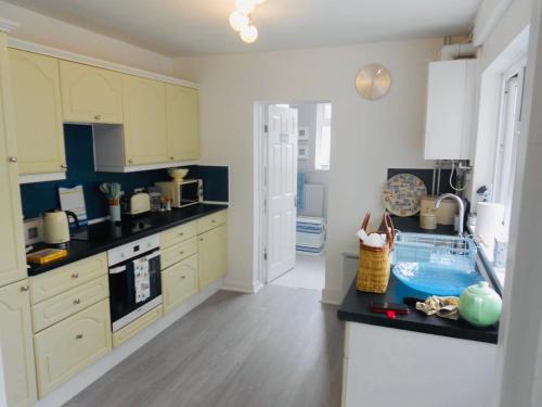 A kitchen or kitchenette at Beautiful Victorian Terraced House