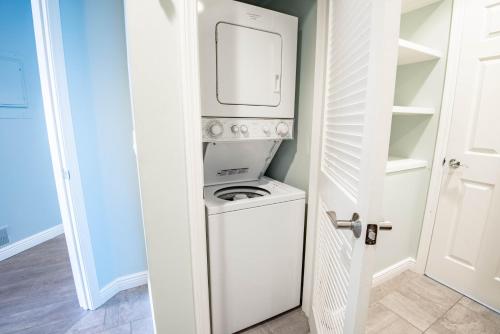 - un lave-linge et un sèche-linge dans une petite pièce dans l'établissement Beach Room 214, à Traverse City
