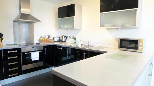 A kitchen or kitchenette at City Apartments Milton Keynes 