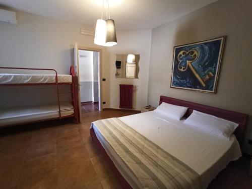 ガリポリにあるCasa Vacanze Relaxのベッドルーム1室(ベッド1台、二段ベッド1組付)
