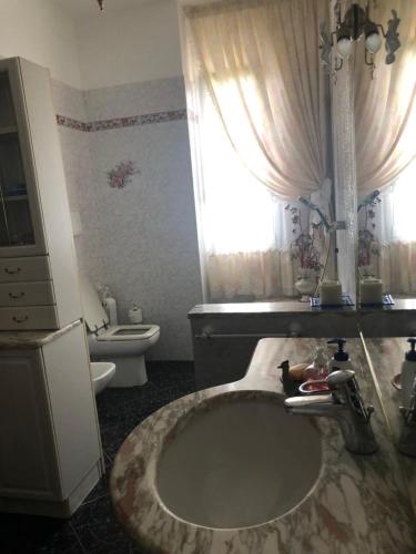 baño con lavabo grande y aseo en Villa alle Marixe en Albenga