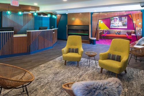 a lobby with two chairs and a waiting room at Accent Inns Vancouver Airport in Richmond