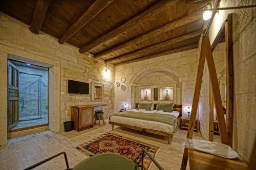 Postel nebo postele na pokoji v ubytování Vigneron Cave Hotel