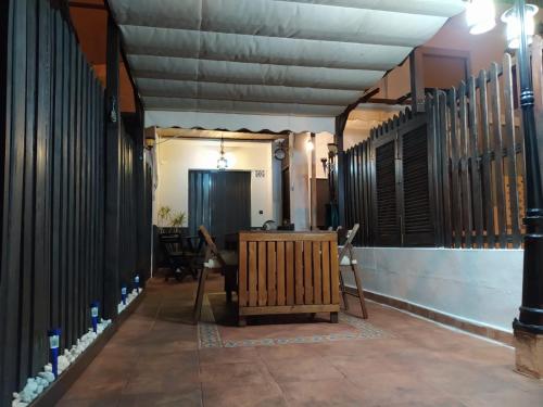 un couloir avec une table et des chaises dans un bâtiment dans l'établissement MAEVA PLAYA BUNGALOW, à El Campello