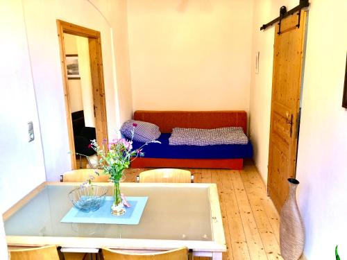 a small room with a table and a bed at Im Herzen von Ohlstadt und am Fusse des Heimgartens in Ohlstadt
