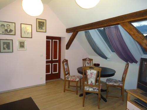 ein Esszimmer mit einem Tisch und Stühlen sowie einem TV in der Unterkunft Zur alten Jugendherberge in Burg