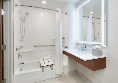 bagno con vasca, lavandino e doccia di Holiday Inn Express & Suites San Antonio NW near SeaWorld, an IHG Hotel a San Antonio