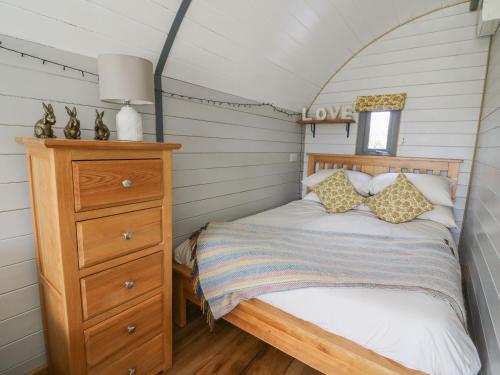 Dormitorio pequeño con cama y vestidor en Woodland View en Saint Harmon