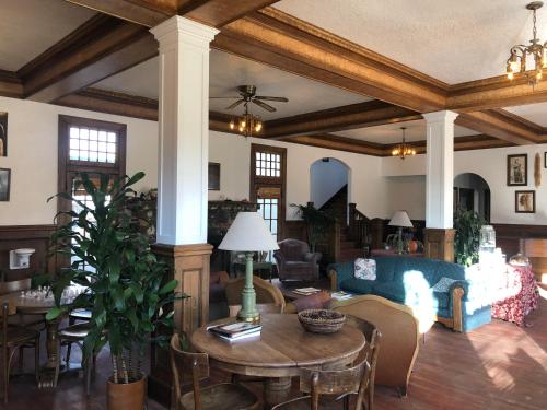 a living room with a couch and a table at Winnedumah Hotel in Independence