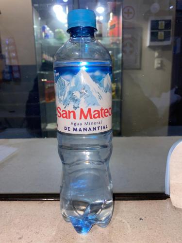 a bottle of san mateo water sitting on a counter at Manantail Hotel No.003 in Puente Piedra