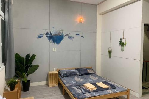 台南的住宿－樸實小屋，卧室配有一张床